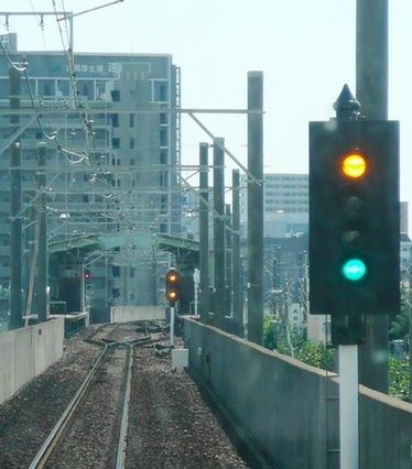 Järnvägsspår med signaler och kontaktledningar i stadsbebyggelse